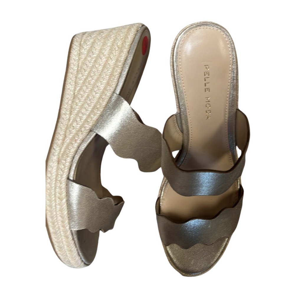 New Pelle Moda Gold Wedge Sandals sz 7.5
